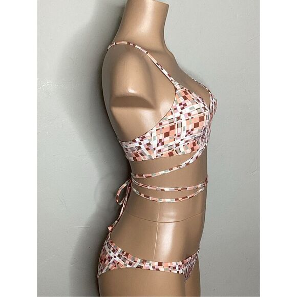 New. L*SPACE bikini set. M-top/L-bottom. Retails $214. Runs small - Picture 8 of 13